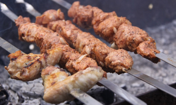 Как быстро очистить решетку и шампуры от шашлыков: способ – огонь